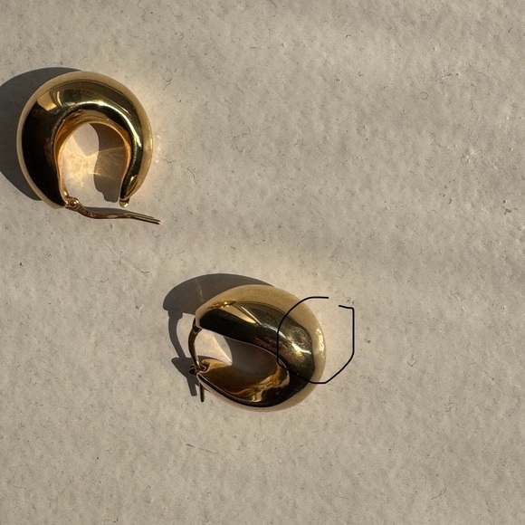 Kinn Studio Bold Teardrop Hoop Earrings (solid 14K gold) - Picture 5 of 6